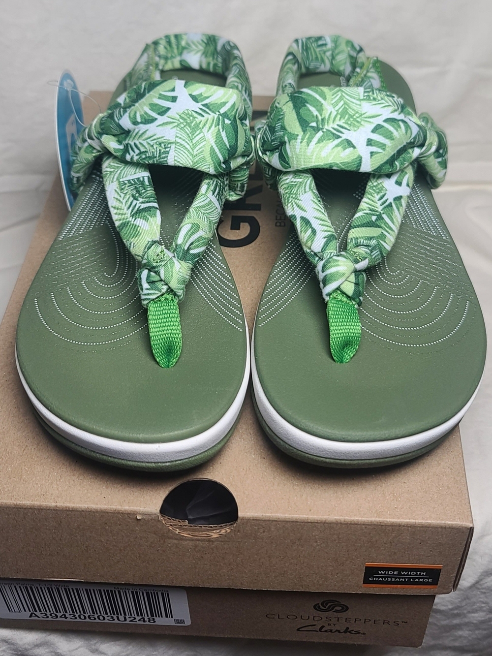 Clarks Green Leaf-Print Cloudsteppers Flip Sandals